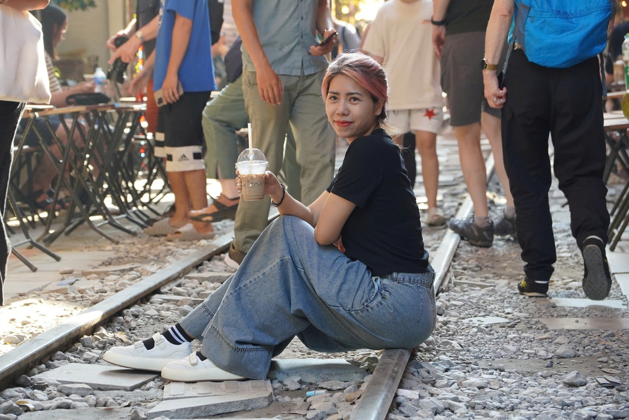 Hà Nội: Cà phê phố đường tàu vẫn "mọc lên như nấm" bất chấp lệnh cấm - Ảnh 8