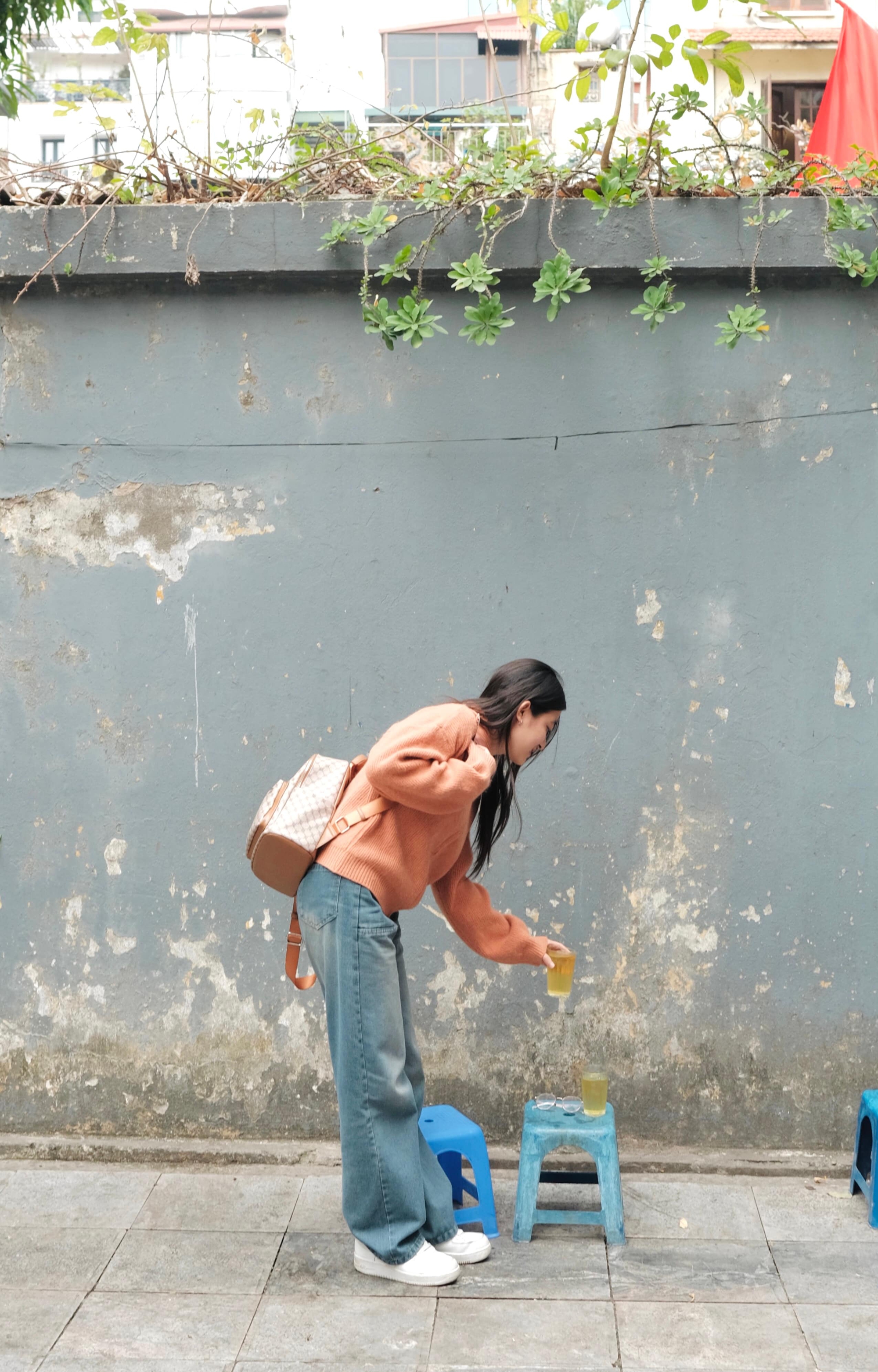Check VAR ngay hàng trà đá mà Sơn Tùng ngồi: Dân tình đang "ùn ùn" kéo đến check-in, nô nức như điểm du lịch - Ảnh 10
