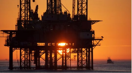 Được miễn trừ áp dụng lệnh trừng phạt, quốc gia châu Âu vẫn bất ngờ nói lời tạm biệt với dầu Nga: Từng phụ thuộc đến 50% sản lượng, nỗ lực ‘cai’ hoàn toàn kể từ 2025 - Ảnh 1