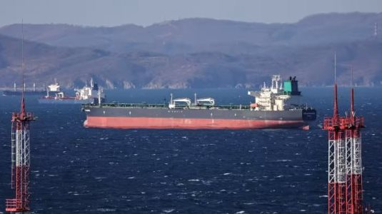 Ông trùm dầu mỏ thế giới chuẩn bị hạ giá dầu thô cho khu vực châu Á, dầu giá rẻ của Nga đối mặt thêm áp lực - Ảnh 1