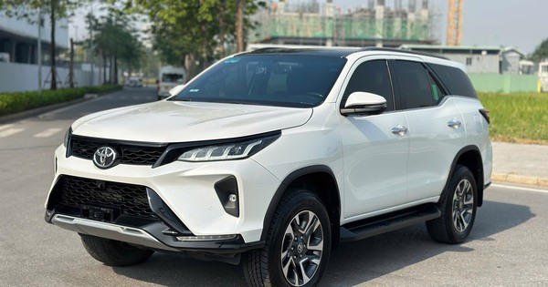 Đại lý báo Toyota Fortuner Legender thêm bản máy xăng tại Việt Nam: Đắt hơn máy dầu 5-45 triệu, bán ra tháng sau cạnh tranh Everest