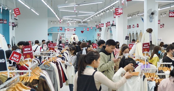 Black Friday đúng đợt rét nhất từ đầu mùa, người Hà Nội đổ xô mua quần áo