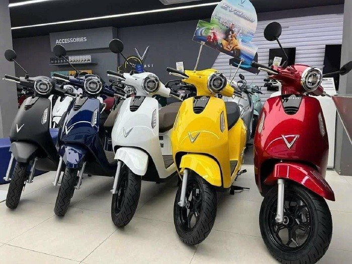 Sau ưu đãi lên tới 12 triệu đồng, khách mua xe máy điện VinFast bất ngờ nhận "quà tặng" khủng hiếm có - Ảnh 1