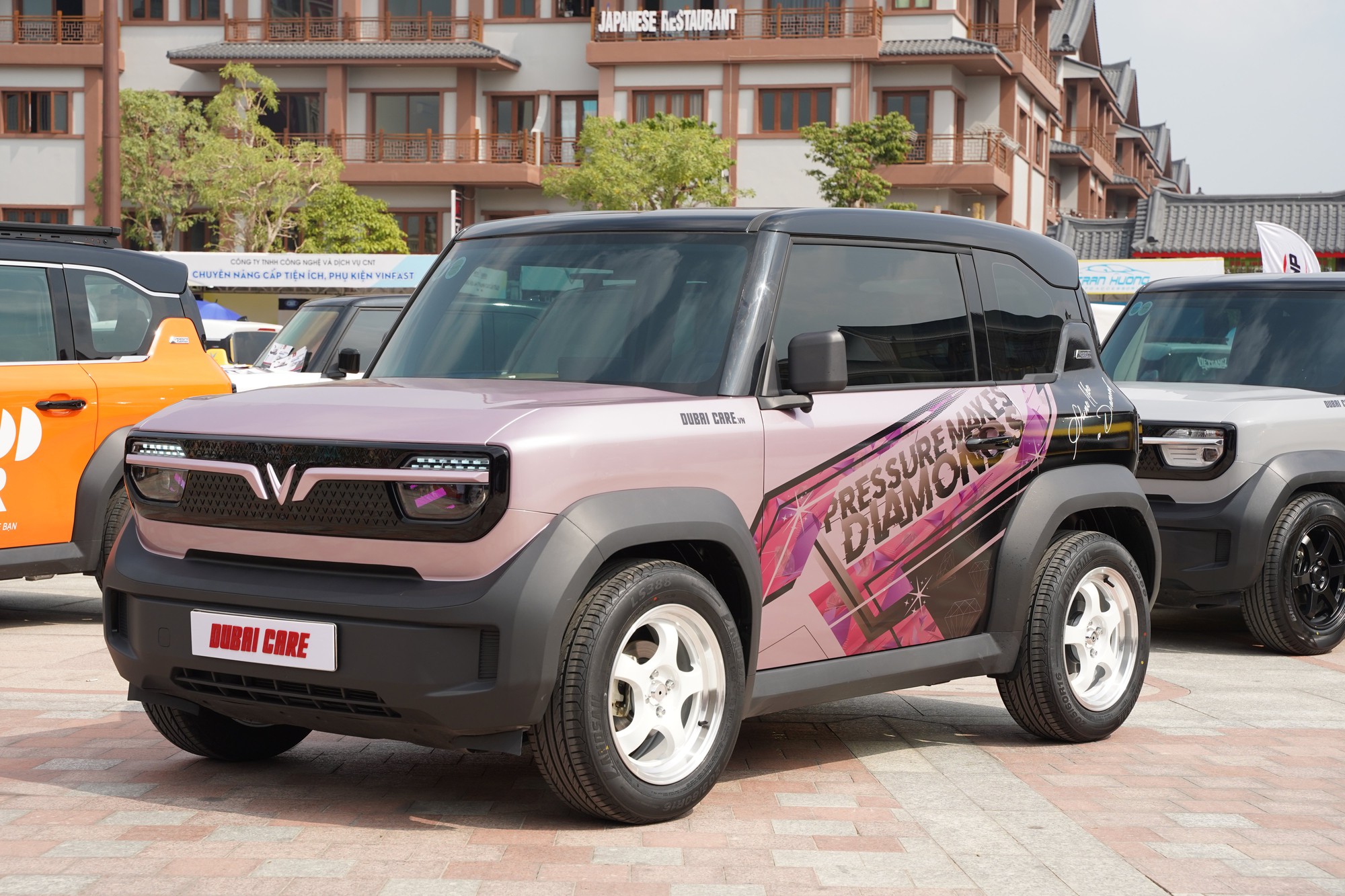 Loạt VinFast VF 3 'thay da đổi thịt': Trần sao Rolls-Royce, 'mặt tiền' Mercedes-AMG, loa hàng hiệu, tiền "độ" dễ ngang tiền xe - Ảnh 4