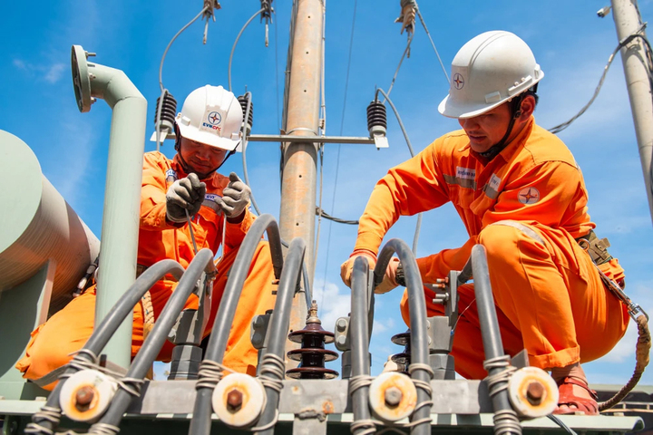 Thủ tướng: Giá điện không được 'giật cục', xem xét nhập khẩu từ Trung Quốc - Ảnh 1