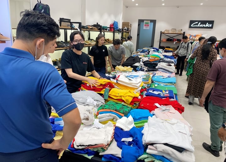 Giá giảm 'sốc', nhiều khách mua vẫn thất vọng với Black Friday - Ảnh 1