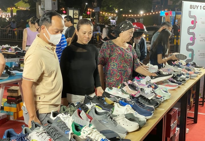 Giá giảm 'sốc', nhiều khách mua vẫn thất vọng với Black Friday - Ảnh 2