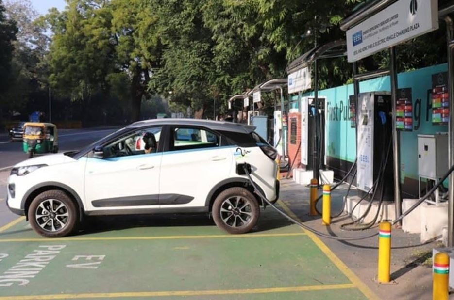 Quốc gia châu Á phát cuồng ô tô: Cứ 4 phút lại có 1 xe mới nhập làn, lượng đăng ký đạt 2,4 triệu chiếc/tháng, doanh số SUV bùng nổ - Ảnh 1