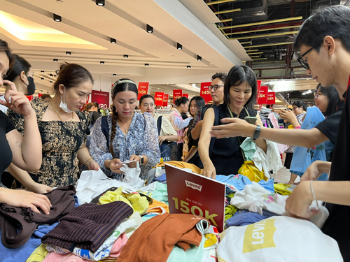 Nhộn nhịp khuyến mãi cuối năm - Ảnh 1