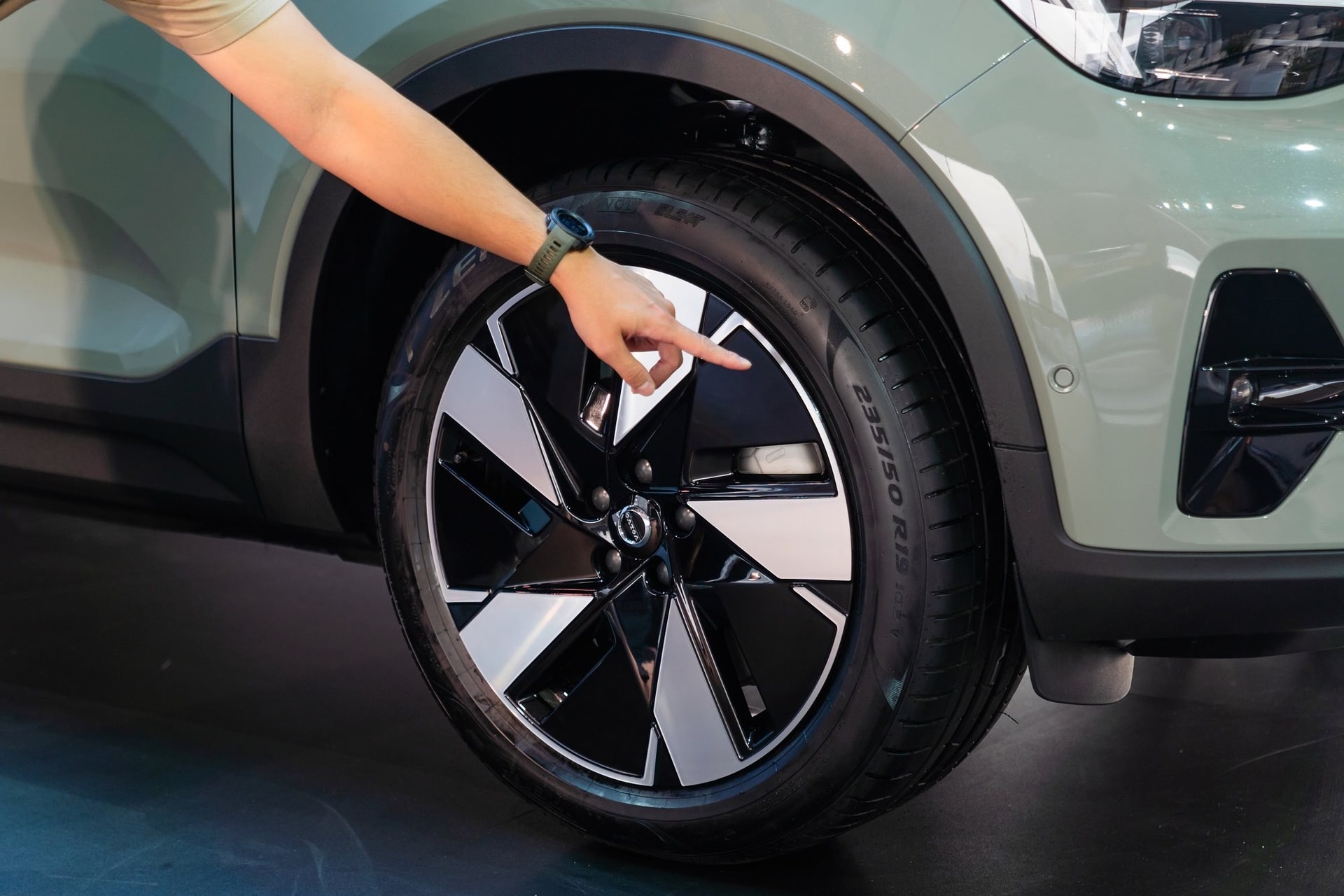 Đại gia ngành xe với doanh thu kỷ lục 900.000 tỷ tung "bom tấn" ở Việt Nam, mẫu xe thuần điện chạy 512km - Ảnh 7