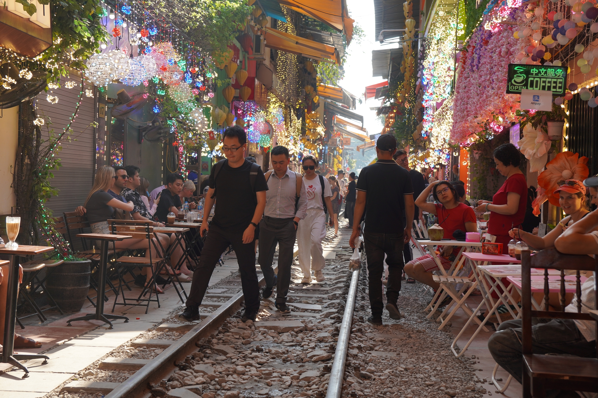 Hà Nội: Cà phê phố đường tàu vẫn "mọc lên như nấm" bất chấp lệnh cấm - Ảnh 2