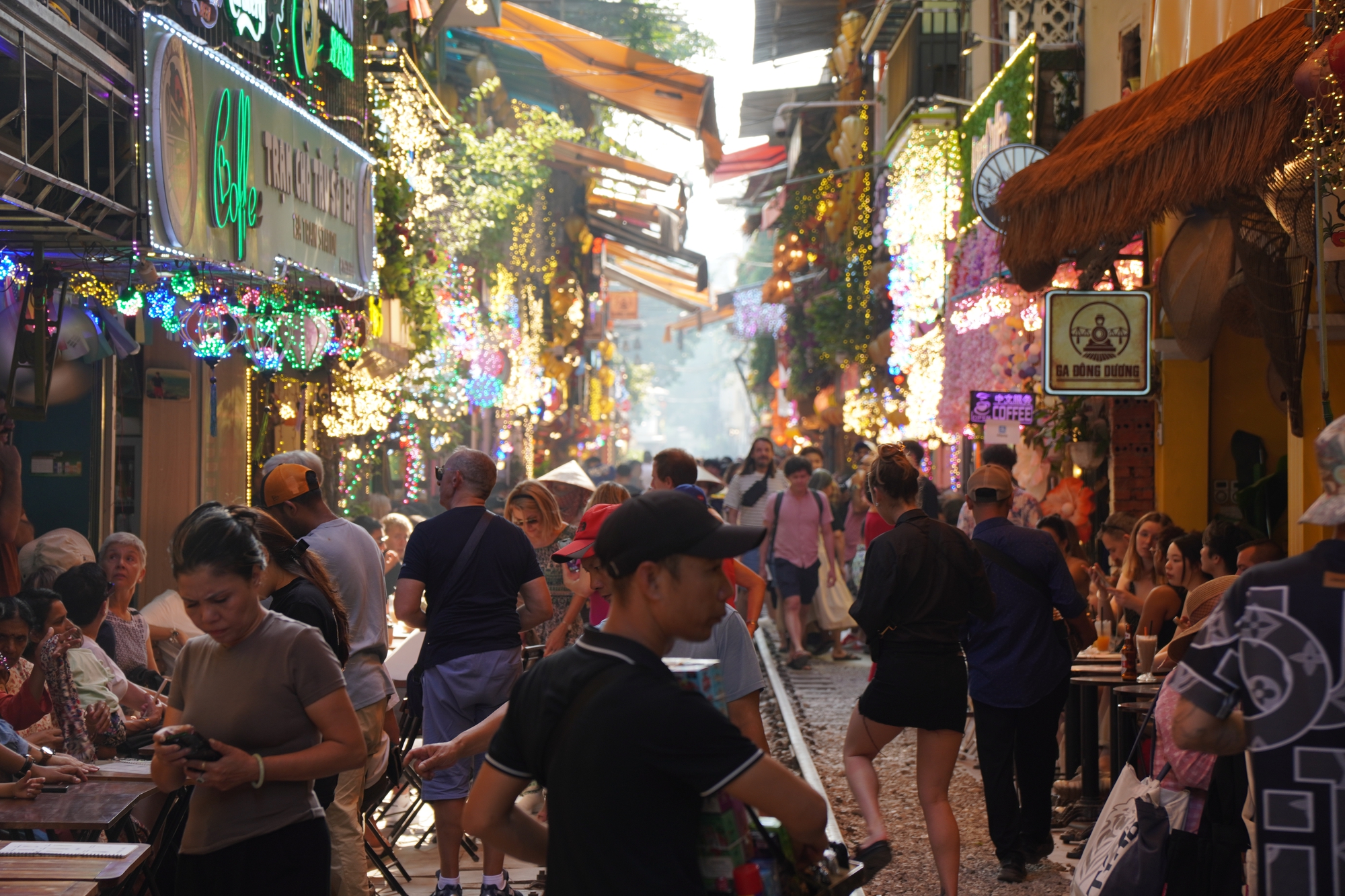 Hà Nội: Cà phê phố đường tàu vẫn "mọc lên như nấm" bất chấp lệnh cấm - Ảnh 1