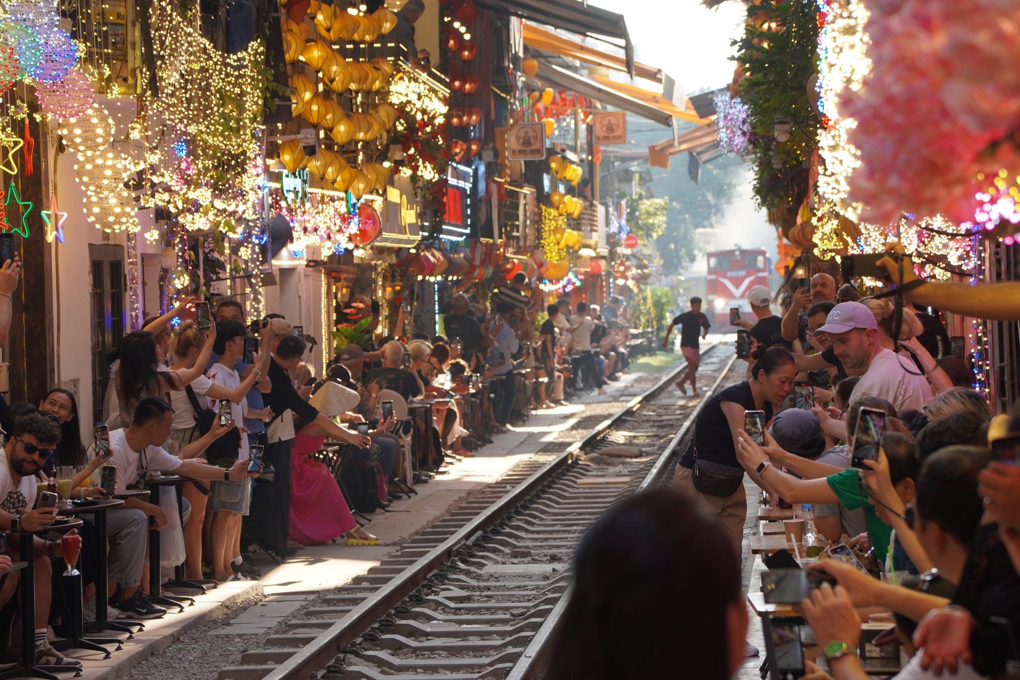 Hà Nội: Cà phê phố đường tàu vẫn "mọc lên như nấm" bất chấp lệnh cấm - Ảnh 5