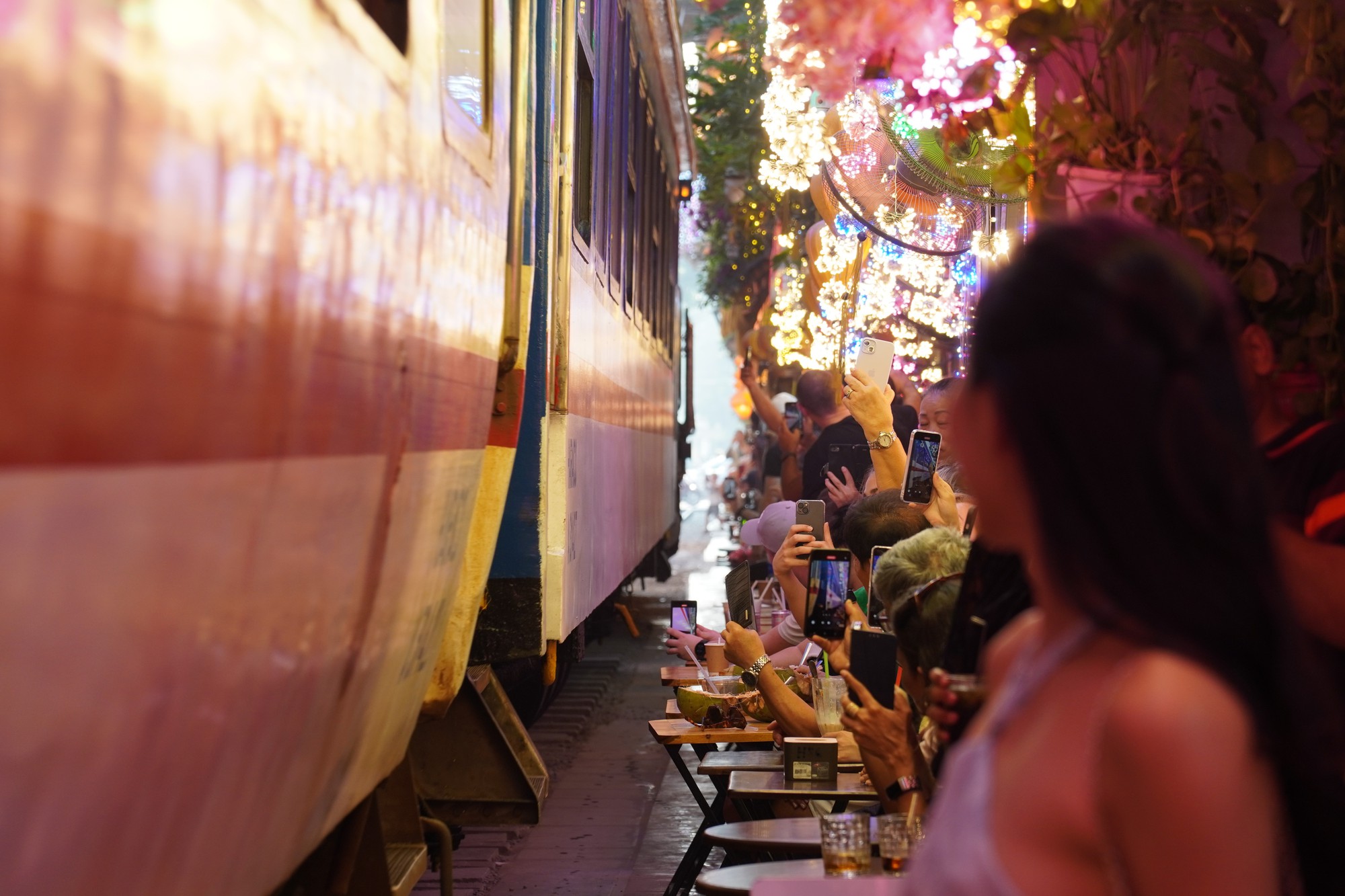 Hà Nội: Cà phê phố đường tàu vẫn "mọc lên như nấm" bất chấp lệnh cấm - Ảnh 7