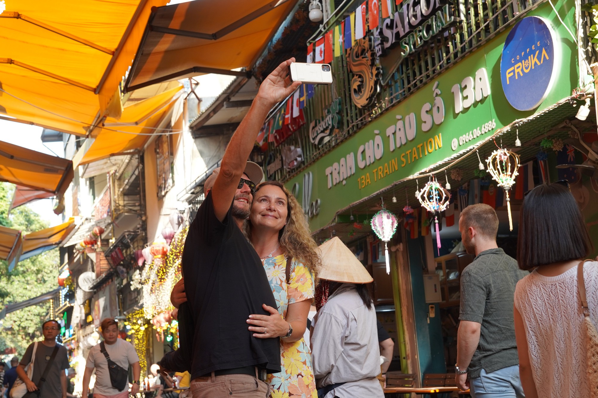 Hà Nội: Cà phê phố đường tàu vẫn "mọc lên như nấm" bất chấp lệnh cấm - Ảnh 4