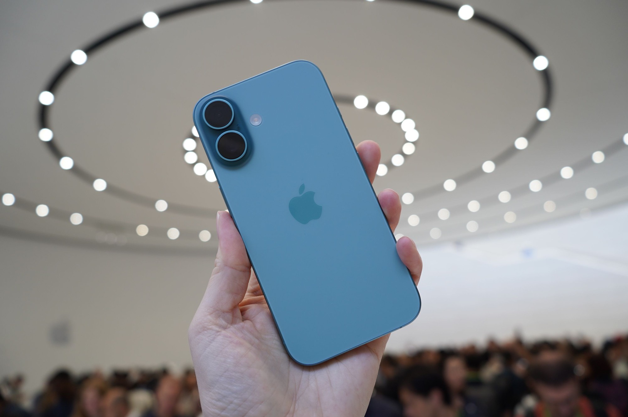 Người Việt chi 5.000 tỷ đồng mua iPhone 16 - Ảnh 1