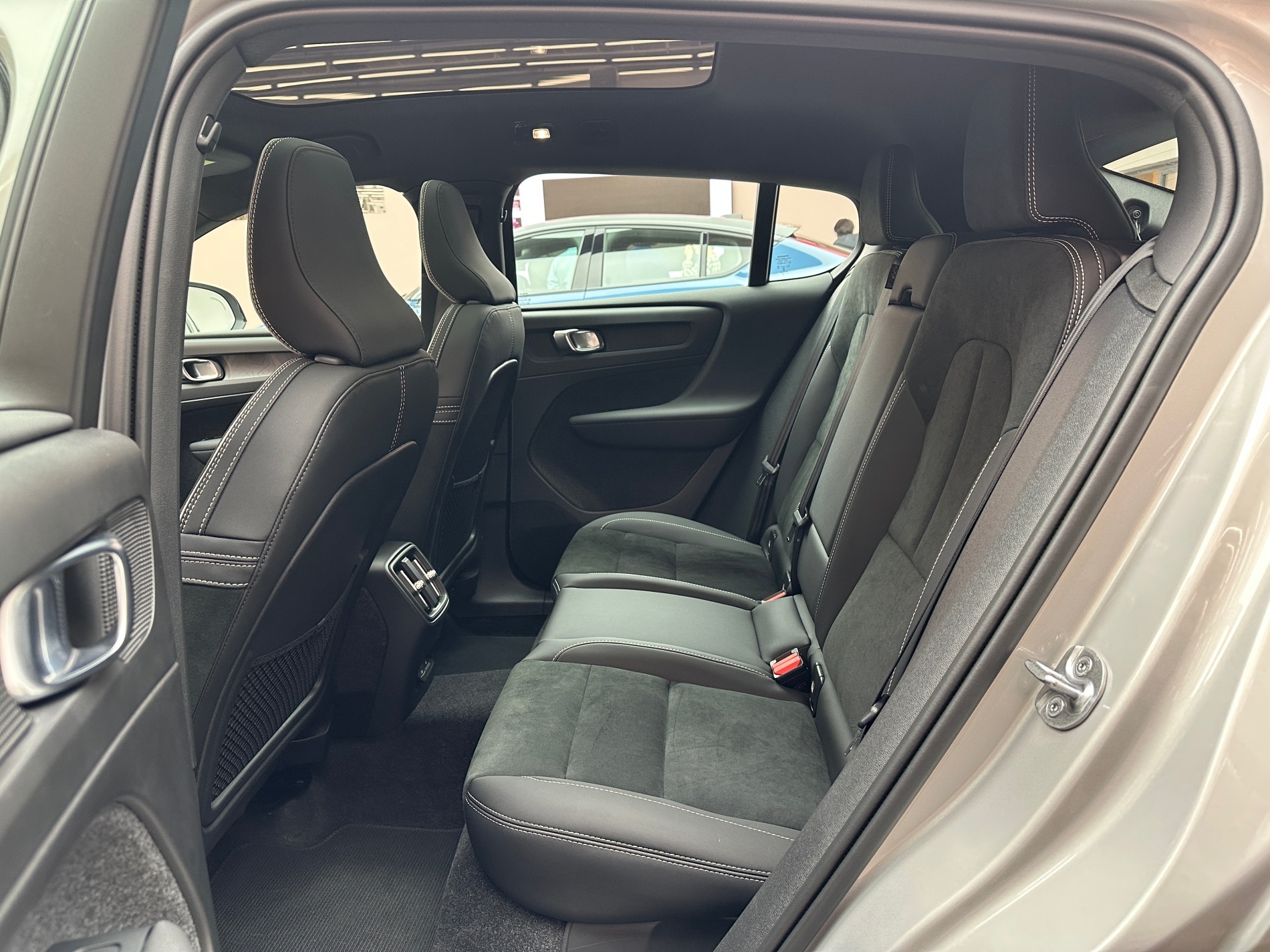 Volvo EC40 chốt ra mắt Việt Nam tuần sau: Giá đồn đoán 2 tỷ đồng, dáng coupe, chạy tầm 500 km/sạc - Ảnh 6