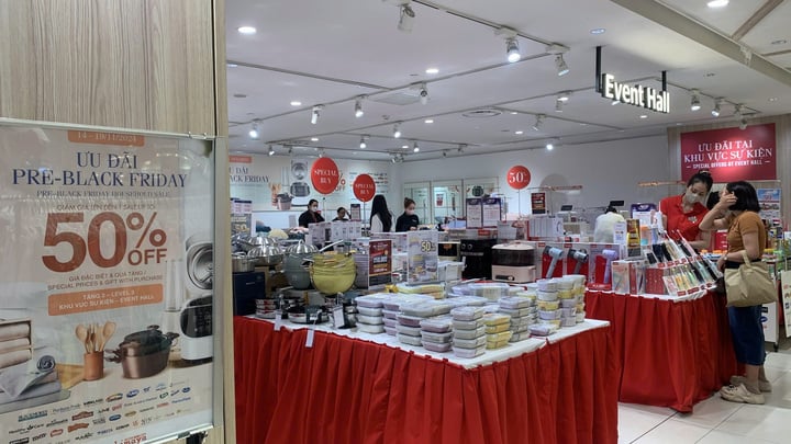 Người TP.HCM đổ xô đi săn hàng Black Friday sớm - Ảnh 3