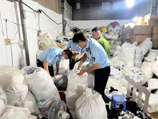 Hà Nội: Phát hiện ‘công xưởng’ sản xuất tất thể thao fake, thu giữ hàng chục nghìn đôi - Ảnh 1