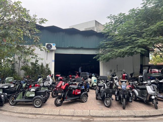 Phát hiện dàn xe điện cấm nhập, bán 'chui' tại Hà Nội - Ảnh 1