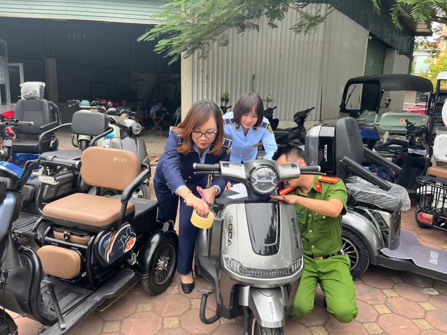 Phát hiện dàn xe điện cấm nhập, bán 'chui' tại Hà Nội - Ảnh 2