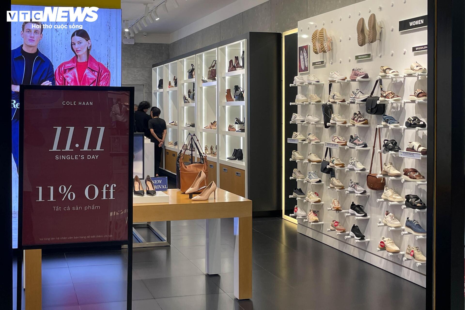 Khách thờ ơ mua sắm, cửa hàng vắng ngắt trước ngày hội siêu giảm giá 11/11 - Ảnh 16