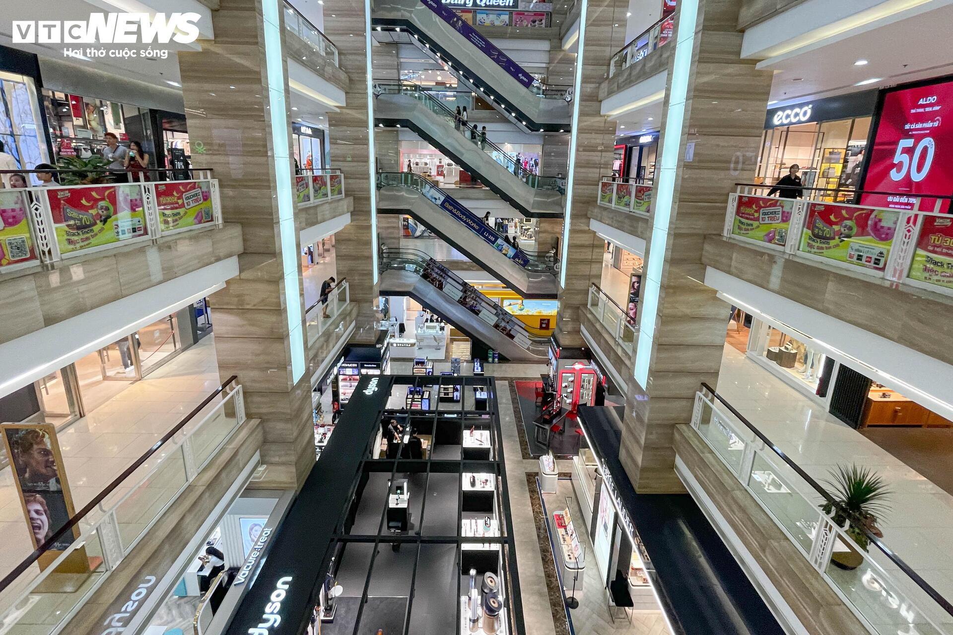 Khách thờ ơ mua sắm, cửa hàng vắng ngắt trước ngày hội siêu giảm giá 11/11 - Ảnh 15