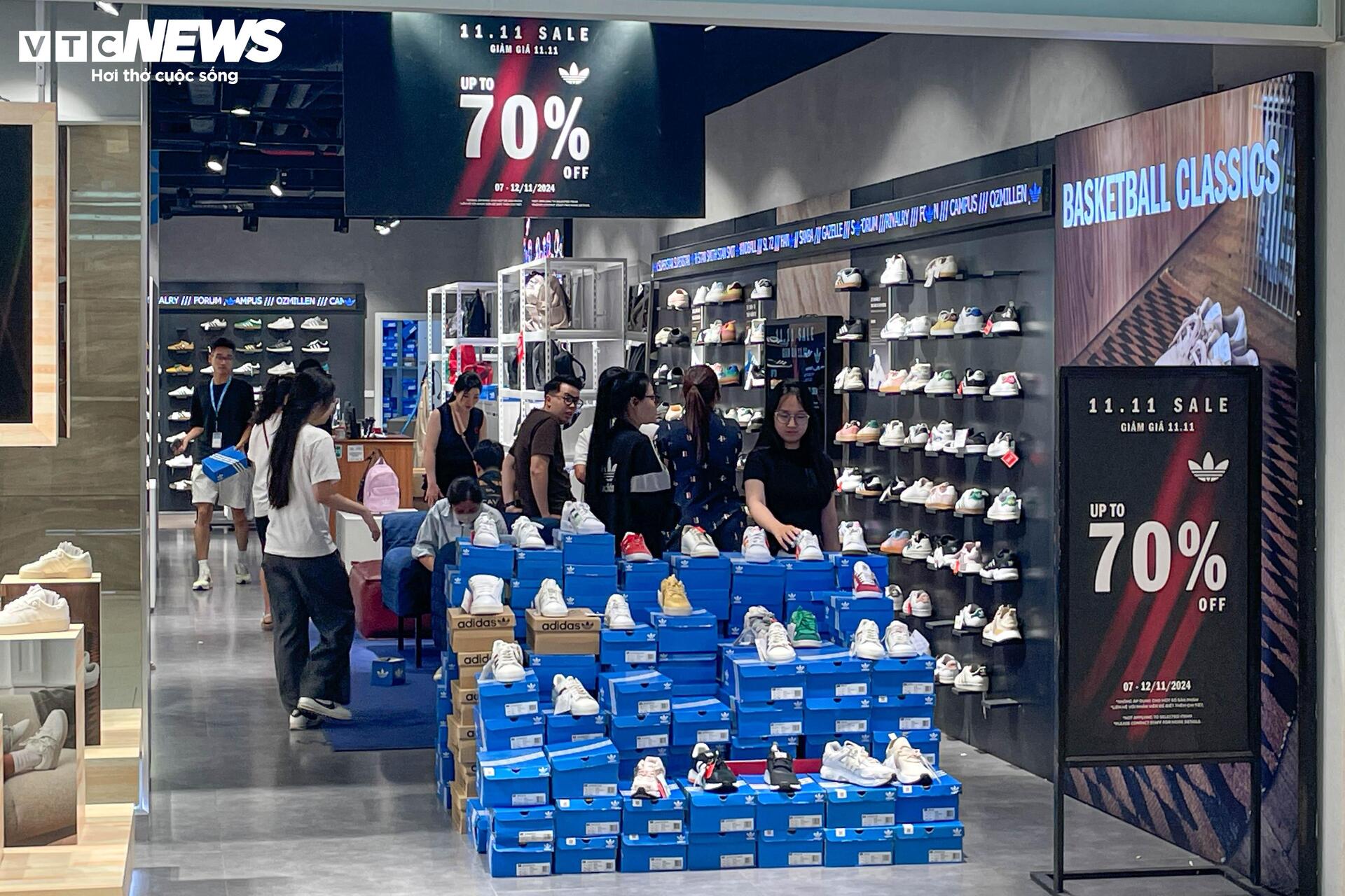 Khách thờ ơ mua sắm, cửa hàng vắng ngắt trước ngày hội siêu giảm giá 11/11 - Ảnh 17