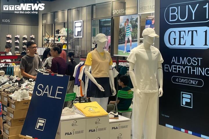 Cửa hàng ở Hà Nội giảm giá 'đỉnh nóc, kịch trần' tới 90% nhân Black Friday - Ảnh 14