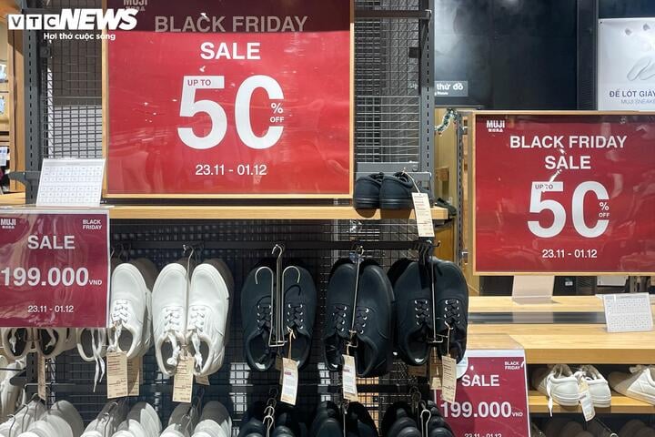 Cửa hàng ở Hà Nội giảm giá 'đỉnh nóc, kịch trần' tới 90% nhân Black Friday - Ảnh 13