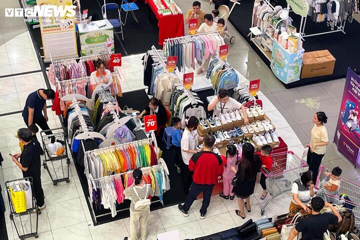 Cửa hàng ở Hà Nội giảm giá 'đỉnh nóc, kịch trần' tới 90% nhân Black Friday - Ảnh 11