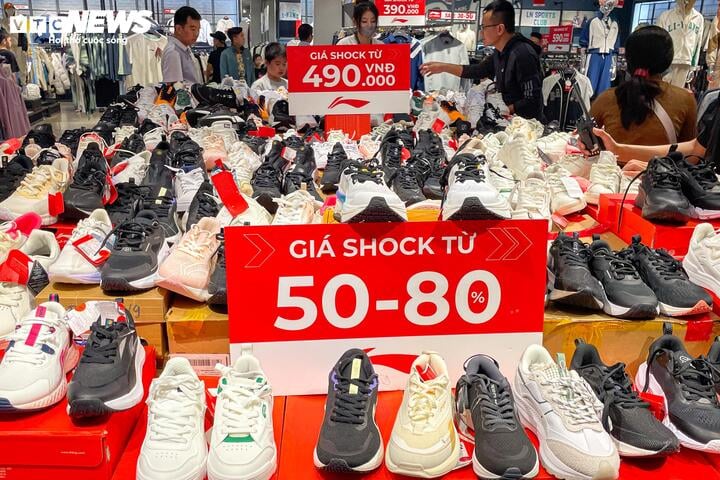 Cửa hàng ở Hà Nội giảm giá 'đỉnh nóc, kịch trần' tới 90% nhân Black Friday - Ảnh 15