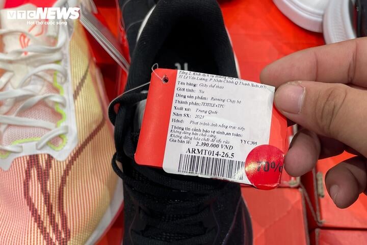 Cửa hàng ở Hà Nội giảm giá 'đỉnh nóc, kịch trần' tới 90% nhân Black Friday - Ảnh 17