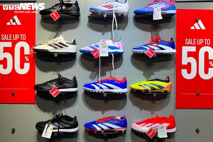 Cửa hàng ở Hà Nội giảm giá 'đỉnh nóc, kịch trần' tới 90% nhân Black Friday - Ảnh 16