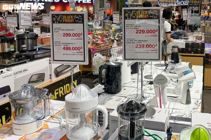 Cửa hàng ở Hà Nội giảm giá 'đỉnh nóc, kịch trần' tới 90% nhân Black Friday - Ảnh 19