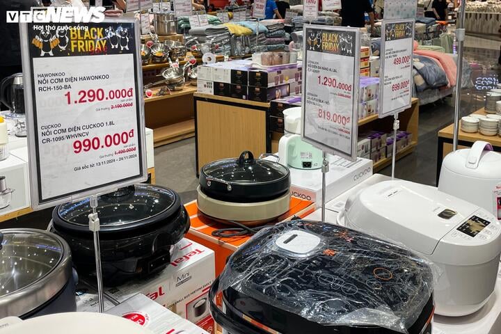Cửa hàng ở Hà Nội giảm giá 'đỉnh nóc, kịch trần' tới 90% nhân Black Friday - Ảnh 20