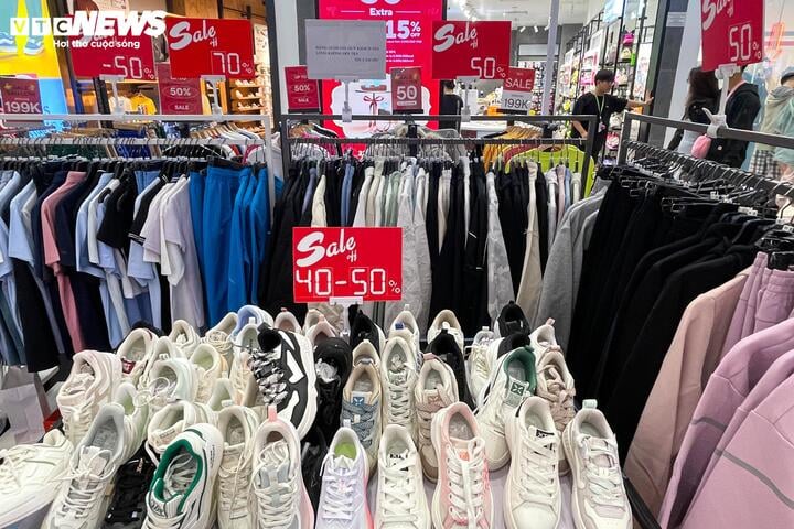 Cửa hàng ở Hà Nội giảm giá 'đỉnh nóc, kịch trần' tới 90% nhân Black Friday - Ảnh 12