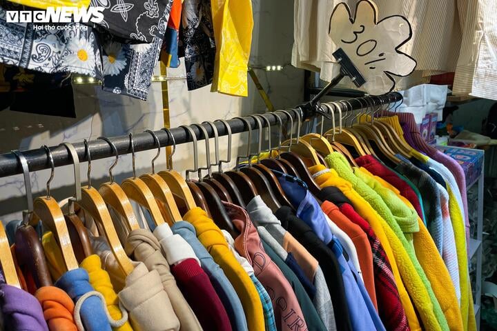 Cửa hàng ở Hà Nội giảm giá 'đỉnh nóc, kịch trần' tới 90% nhân Black Friday - Ảnh 8