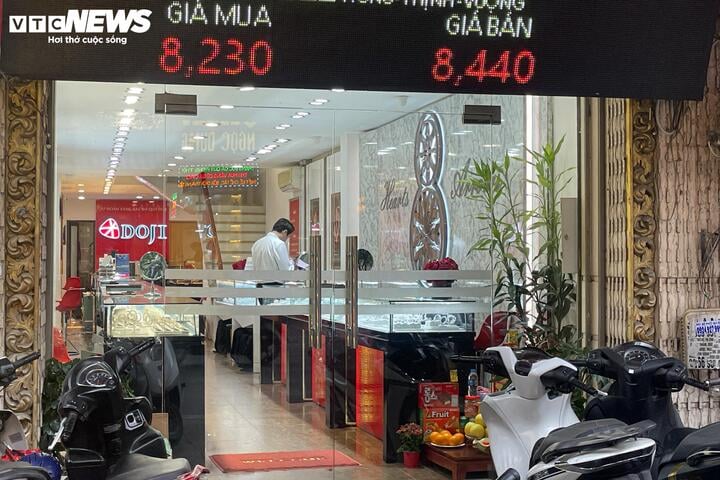 Mở bán vàng nhẫn không giới hạn, cửa hàng vẫn bất ngờ vắng khách - Ảnh 1