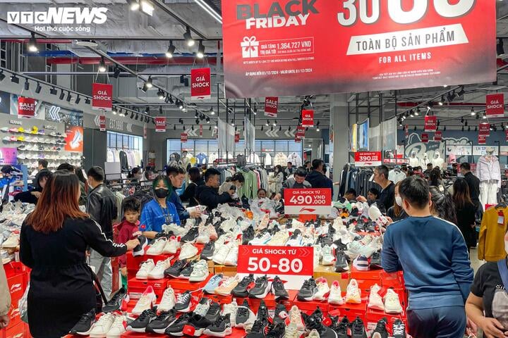Khách không còn chen lấn mua hàng Black Friday, cửa hàng hết cảnh 'thất thủ' - Ảnh 20