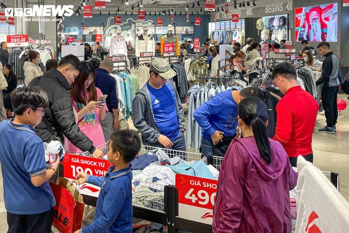 Khách không còn chen lấn mua hàng Black Friday, cửa hàng hết cảnh 'thất thủ' - Ảnh 21