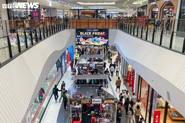 Khách không còn chen lấn mua hàng Black Friday, cửa hàng hết cảnh 'thất thủ' - Ảnh 17