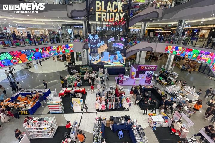 Khách không còn chen lấn mua hàng Black Friday, cửa hàng hết cảnh 'thất thủ' - Ảnh 16