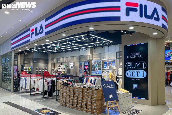 Khách không còn chen lấn mua hàng Black Friday, cửa hàng hết cảnh 'thất thủ' - Ảnh 18