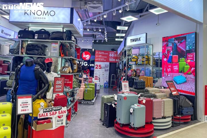 Khách không còn chen lấn mua hàng Black Friday, cửa hàng hết cảnh 'thất thủ' - Ảnh 19