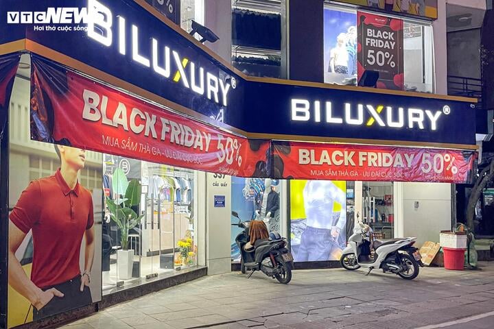 Khách không còn chen lấn mua hàng Black Friday, cửa hàng hết cảnh 'thất thủ' - Ảnh 12
