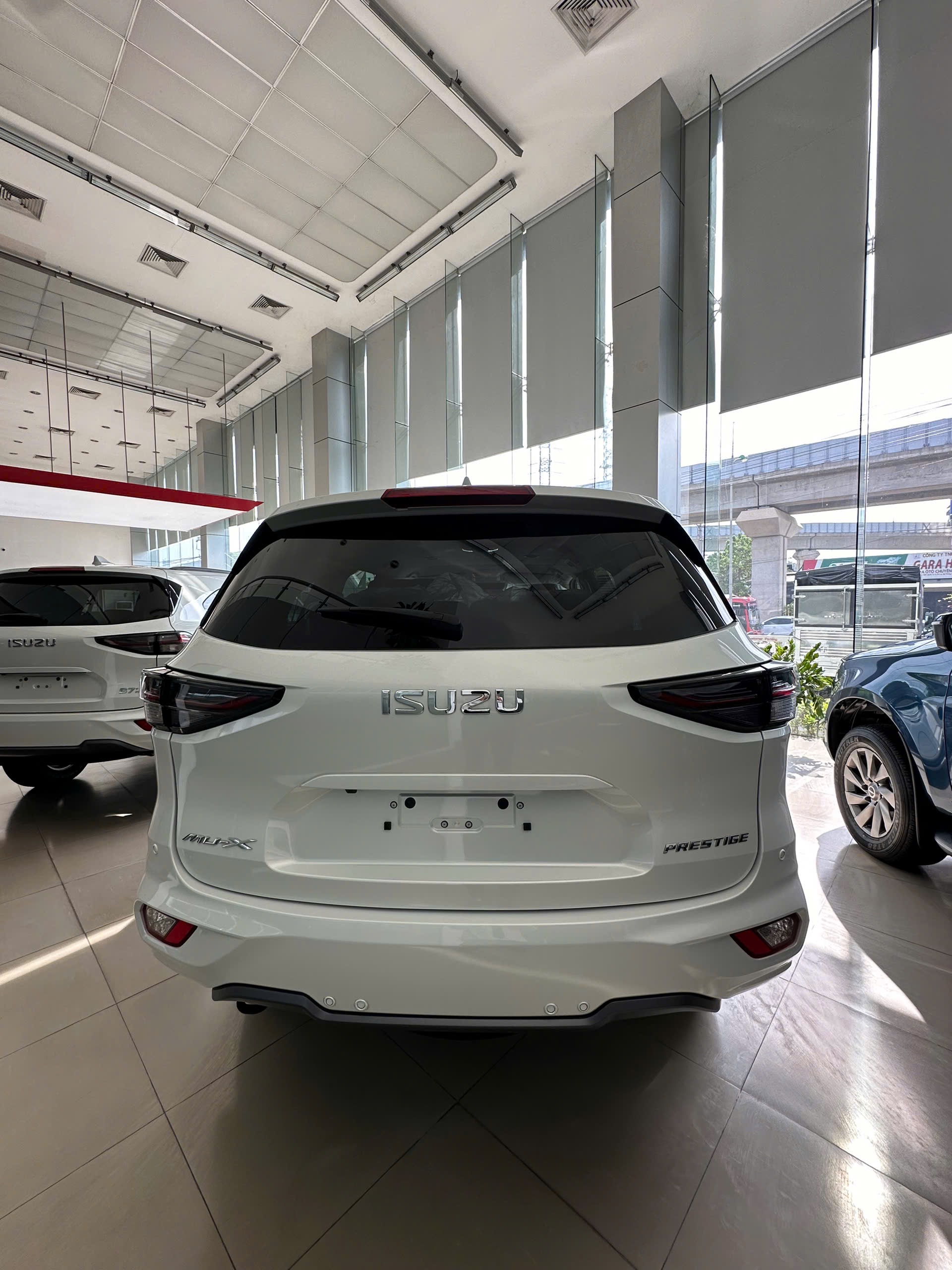 Isuzu mu-X "dọn kho", giảm khủng tới 225 triệu đồng, rẻ ngang CX-5, Territory - Ảnh 3