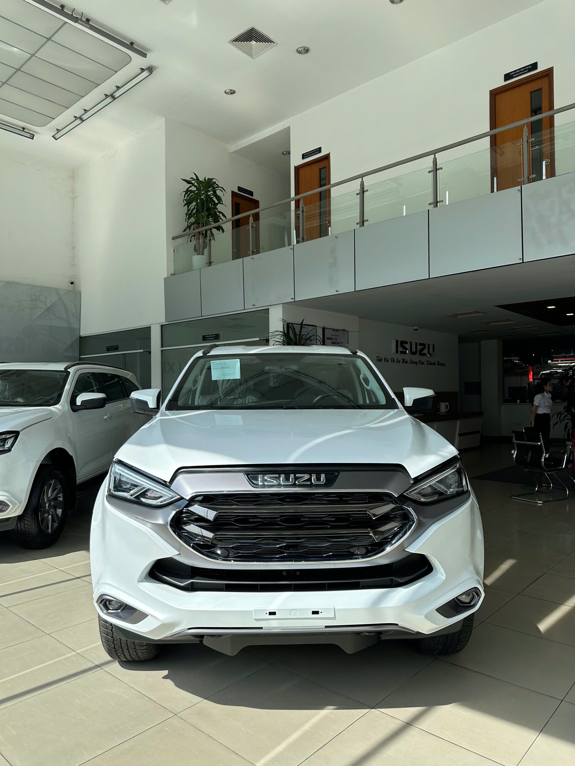 Isuzu mu-X "dọn kho", giảm khủng tới 225 triệu đồng, rẻ ngang CX-5, Territory - Ảnh 2
