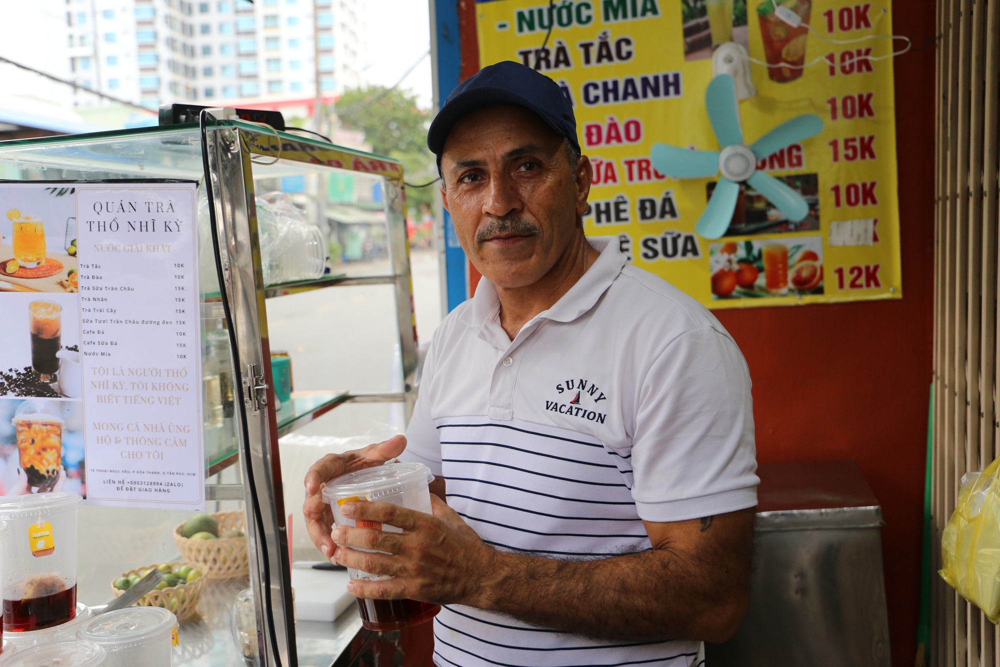 Độc lạ người đàn ông Thổ Nhĩ Kỳ sang Việt Nam… bán nước mía: "Mấy ngày trước bán chưa được 100.000 đồng" - Ảnh 2
