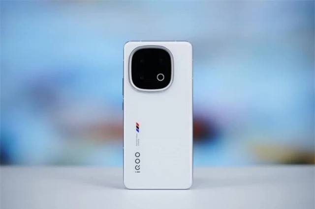 Điện thoại Trung Quốc vừa ra mắt đã cháy hàng, sở hữu chip mạnh "áp đảo" S24 Ultra: Giá chỉ bằng một nửa - Ảnh 2